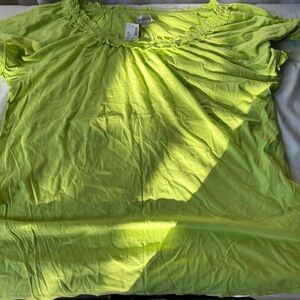 Avenue Women’s Green lightweight ruffle neck cotton tee NEW NWT